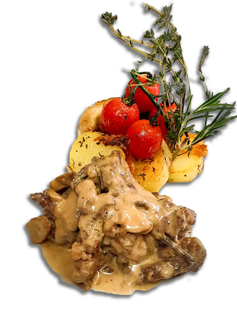 Plat en sauce avec pommes de terres et tomates cerises préparé et servi à l'assiette