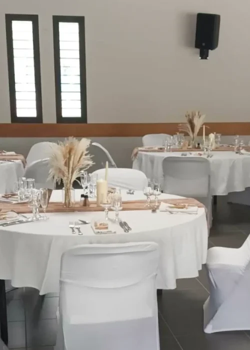 Tables décorées pour un mariage - livraison-location- service à l'assiette