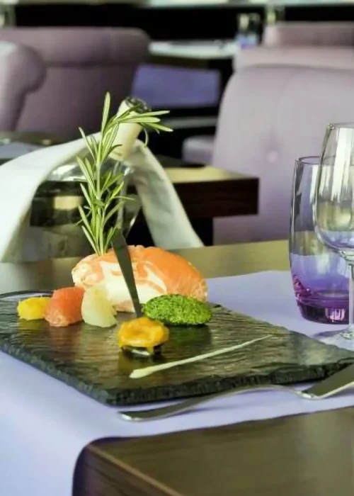Assiette en ardoise contenant un plat délicieux préparé avec soin et contenant plusieurs bouchées de goût et de couleurs différentes -Traiteur - Régusse ( Var )